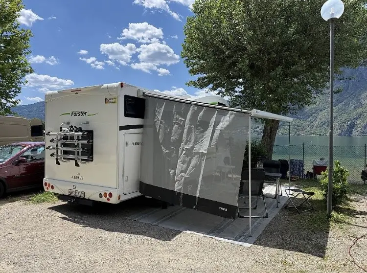 Forster Wohnmobil mit Vorzelt am Luganersee
